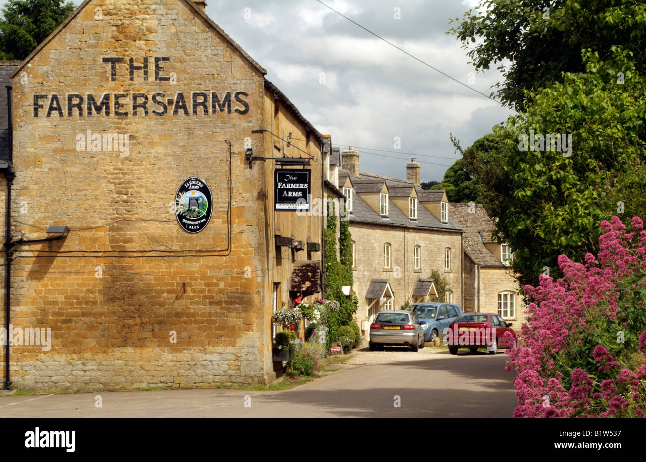 English country pub dans le village de Cotswolds Gloucestershire Angleterre Guiting Power Banque D'Images