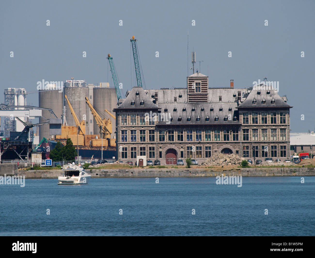 L'autorité portuaire d'Anvers en bâtiment de style renaissance néo au nord de la station d'Anvers Flandre Belgique Kattendijkdok Banque D'Images
