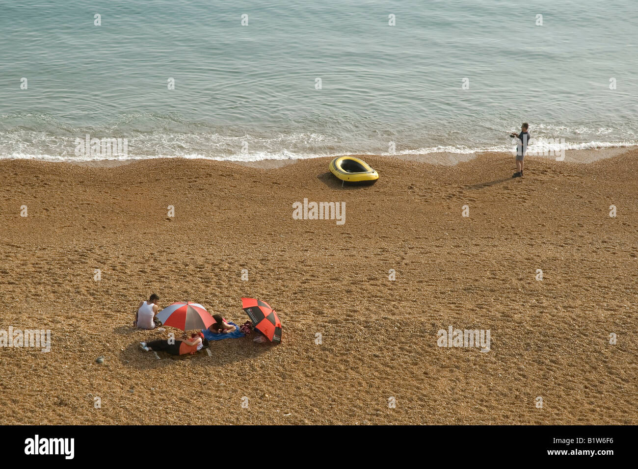 Les gens sur la plage, pêche et détente, Seatown, Dorset, Angleterre du Sud, UK Banque D'Images