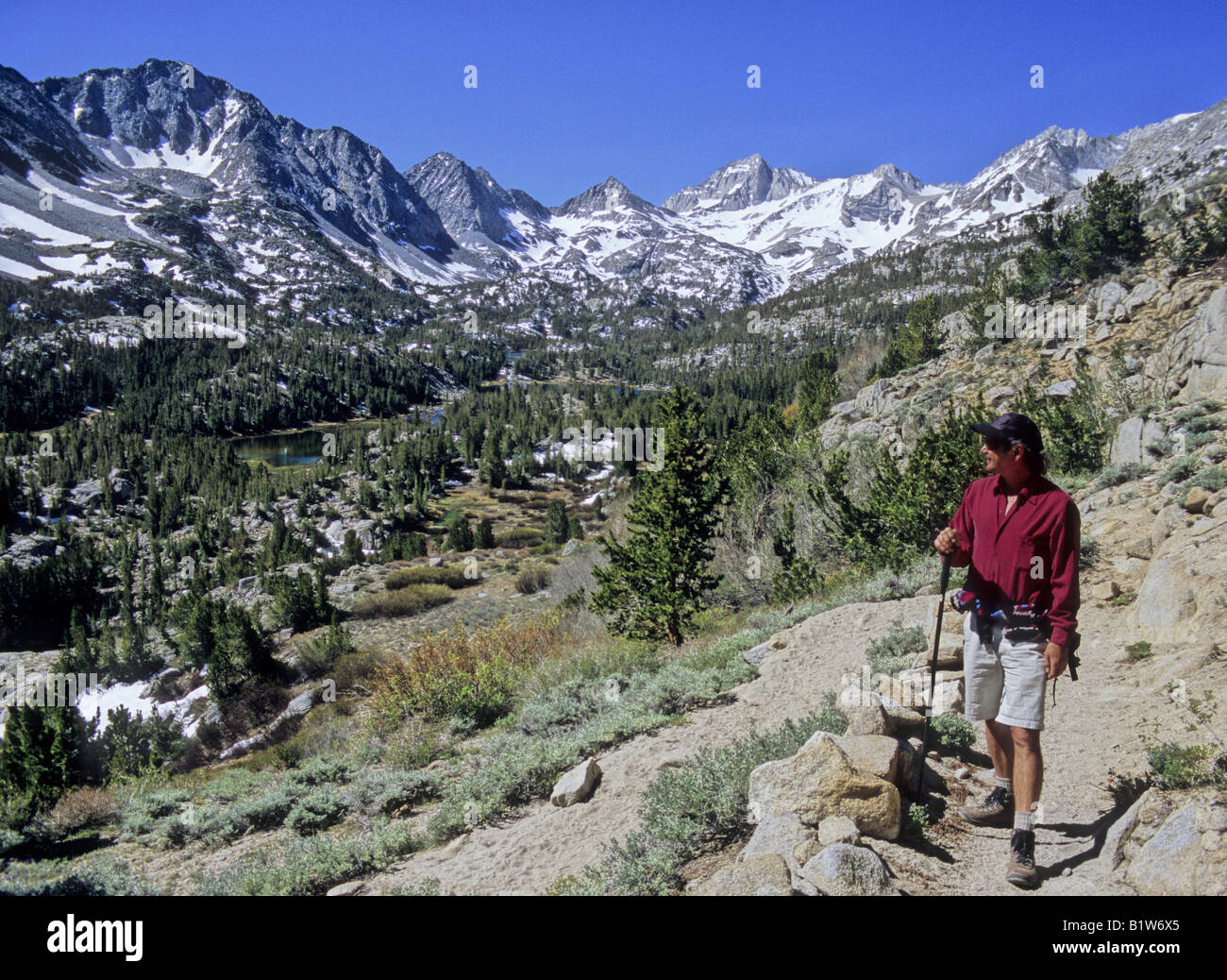 Randonneur sur le sentier du col Mono regarde peu de lacs dans l'est de la vallée de la Sierra Nevada en Californie Banque D'Images