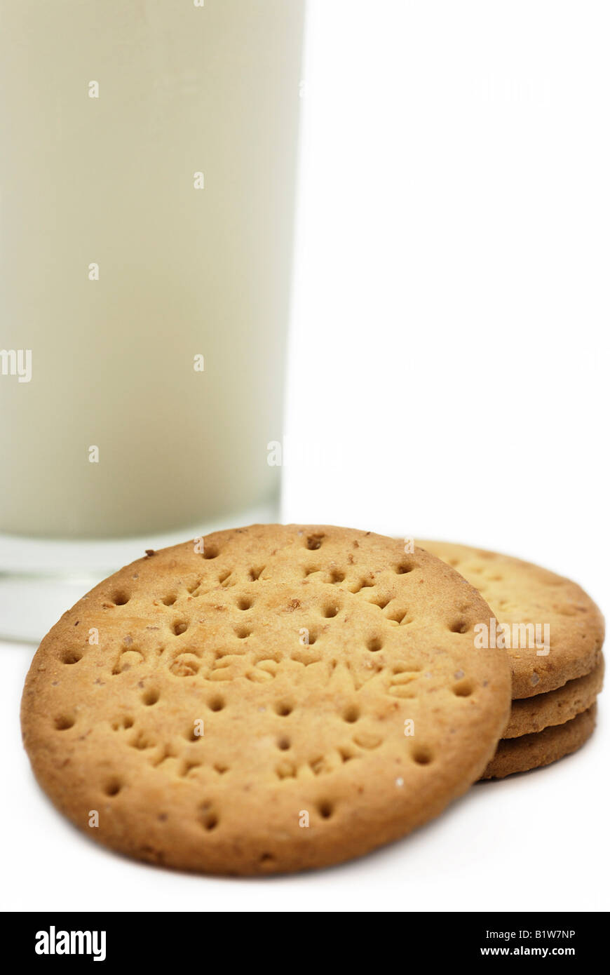 Biscuits digestifs et verre de lait Banque D'Images