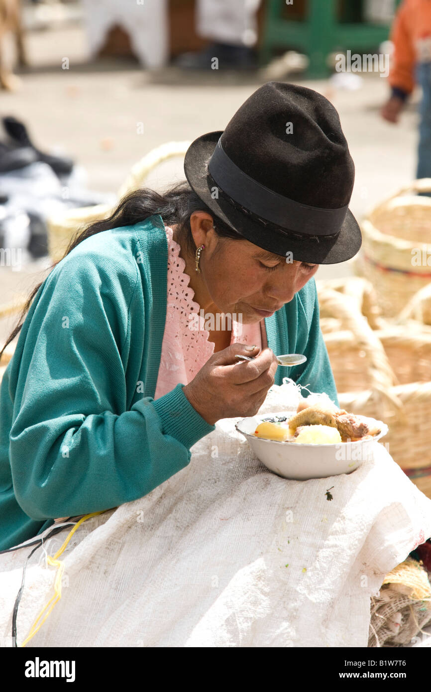 Femme équatorienne sur un marché dans le village de Saquisili dans l'Avenue du volcan est dans la région de Cotopaxi en Équateur. Banque D'Images