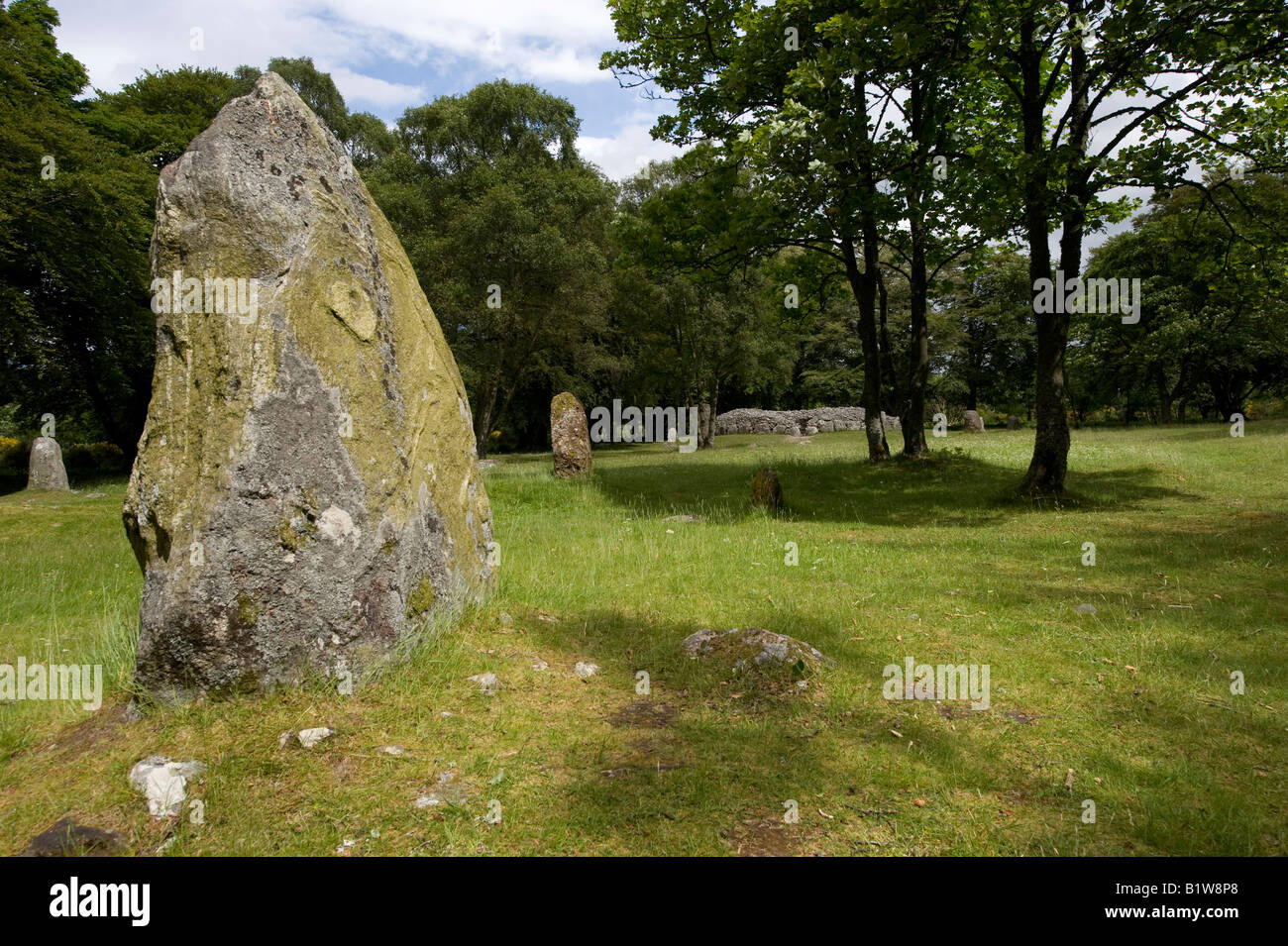 Pierres autour de Clava Cairns chambres funéraires, Nairnshire. L'Écosse. Sépulture préhistorique de Bulnuaran de Clava Cairns Banque D'Images