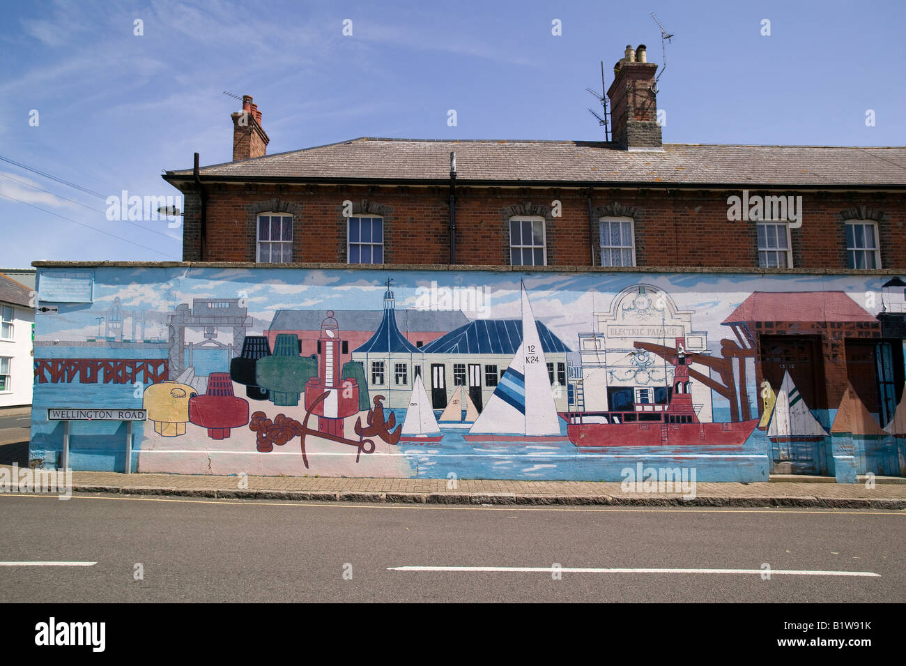 Murale peinte main couvrant un certain nombre de maisons d'Harwich Banque D'Images