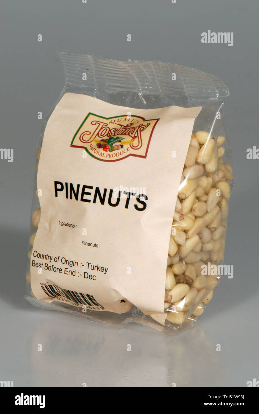 Un paquet de noix de pin à partir de la pierre pin Pinus pinea tel que vendu dans les magasins Banque D'Images