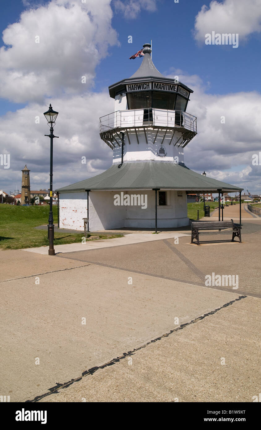 L'ancre en face du phare de Harwich, le phare est élevé dans la distance Banque D'Images