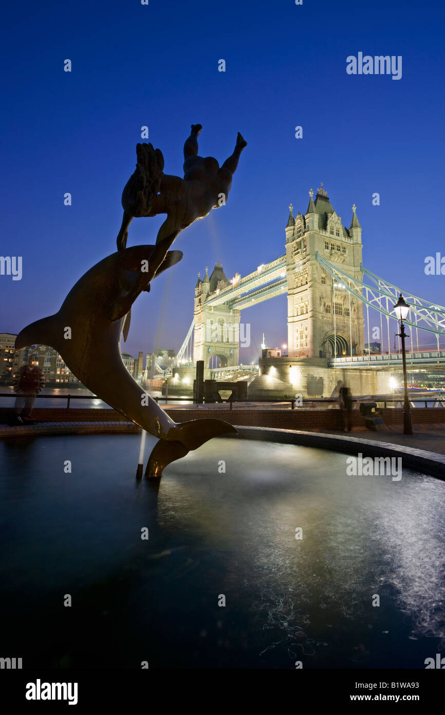 UK London Tower Bridge et la statue de dauphin Banque D'Images
