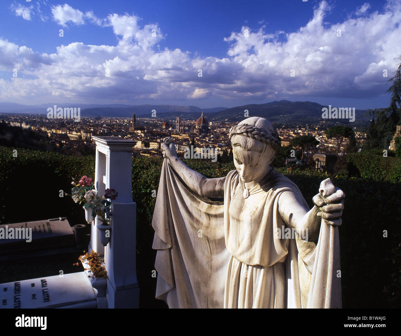 Statue de femme au cimetière de San Miniato al Monte en arrière-plan flou Duomo Florence Firenze Toscane Italie Banque D'Images