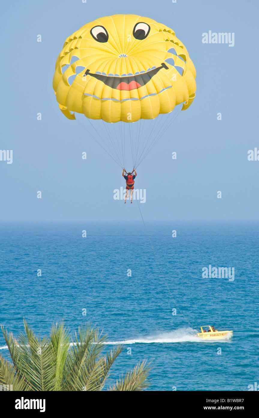 Une vue rapprochée de parapente près de Hammamet en Tunisie, un jour ensoleillé, contre un ciel bleu. Banque D'Images