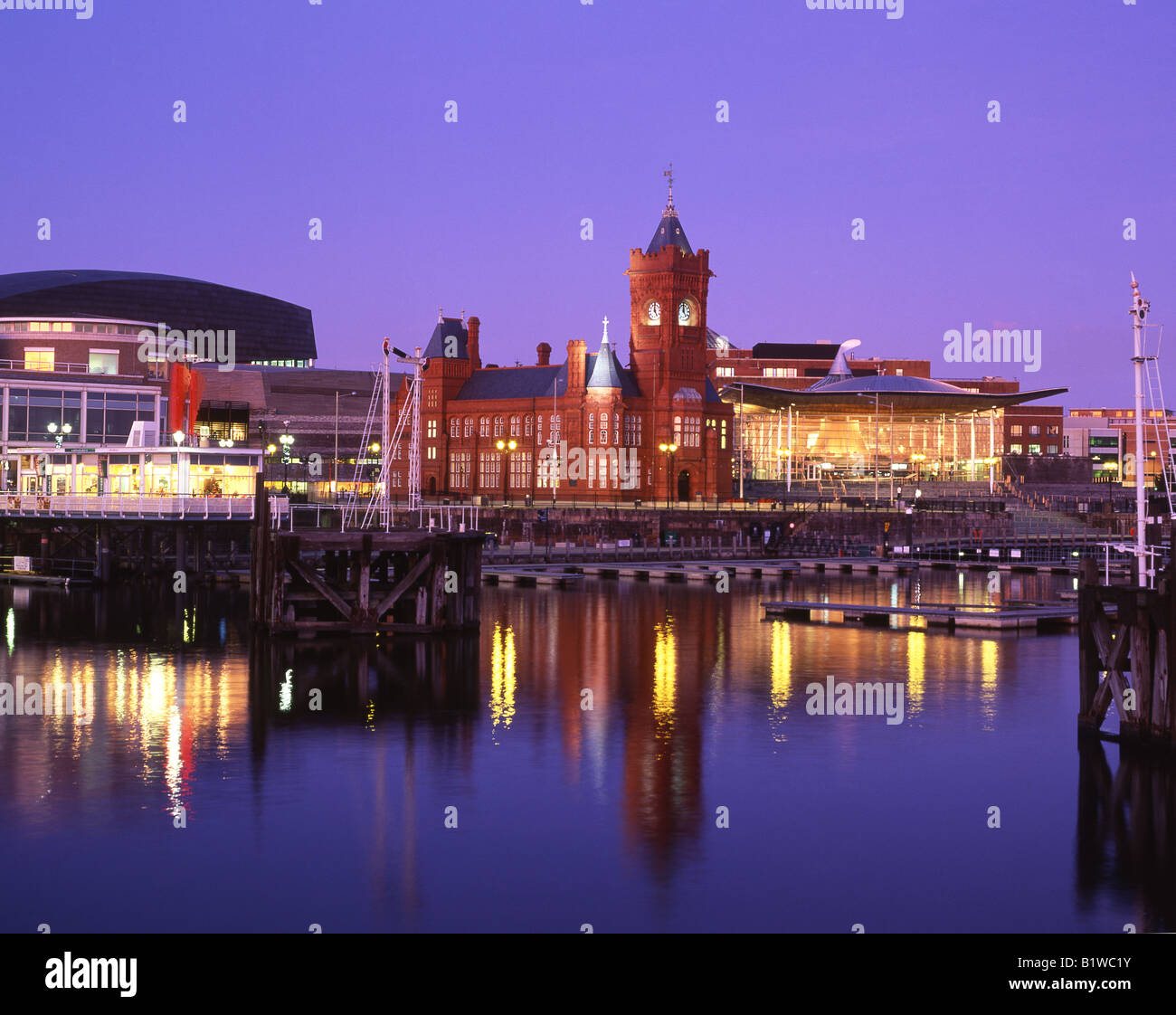 Construction Assemnbly Senedd et Pierhead Cardiff Bay Cardiff vue nuit Crépuscule South Wales UK Banque D'Images