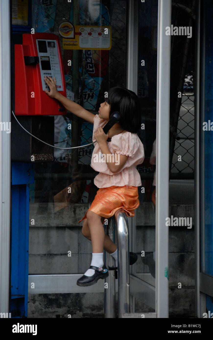 Petite fille essayant de commander une pizza , klong toei Bangkok Thaïlande Banque D'Images