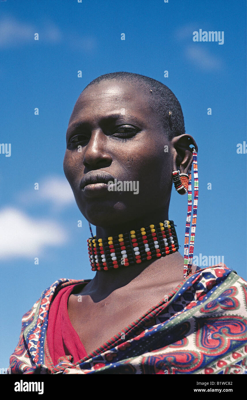 Masaï avec colliers de perles décorations typiques de l'oreille et le crâne rasé le Masai Mara National Reserve Kenya Afrique de l'Est Banque D'Images
