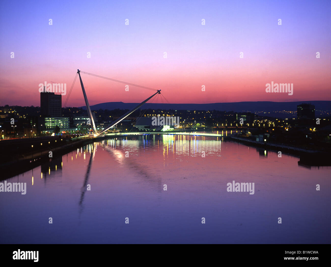 Passerelle de la ville et la rivière Usk au crépuscule / nuit Newport Wales UK Banque D'Images