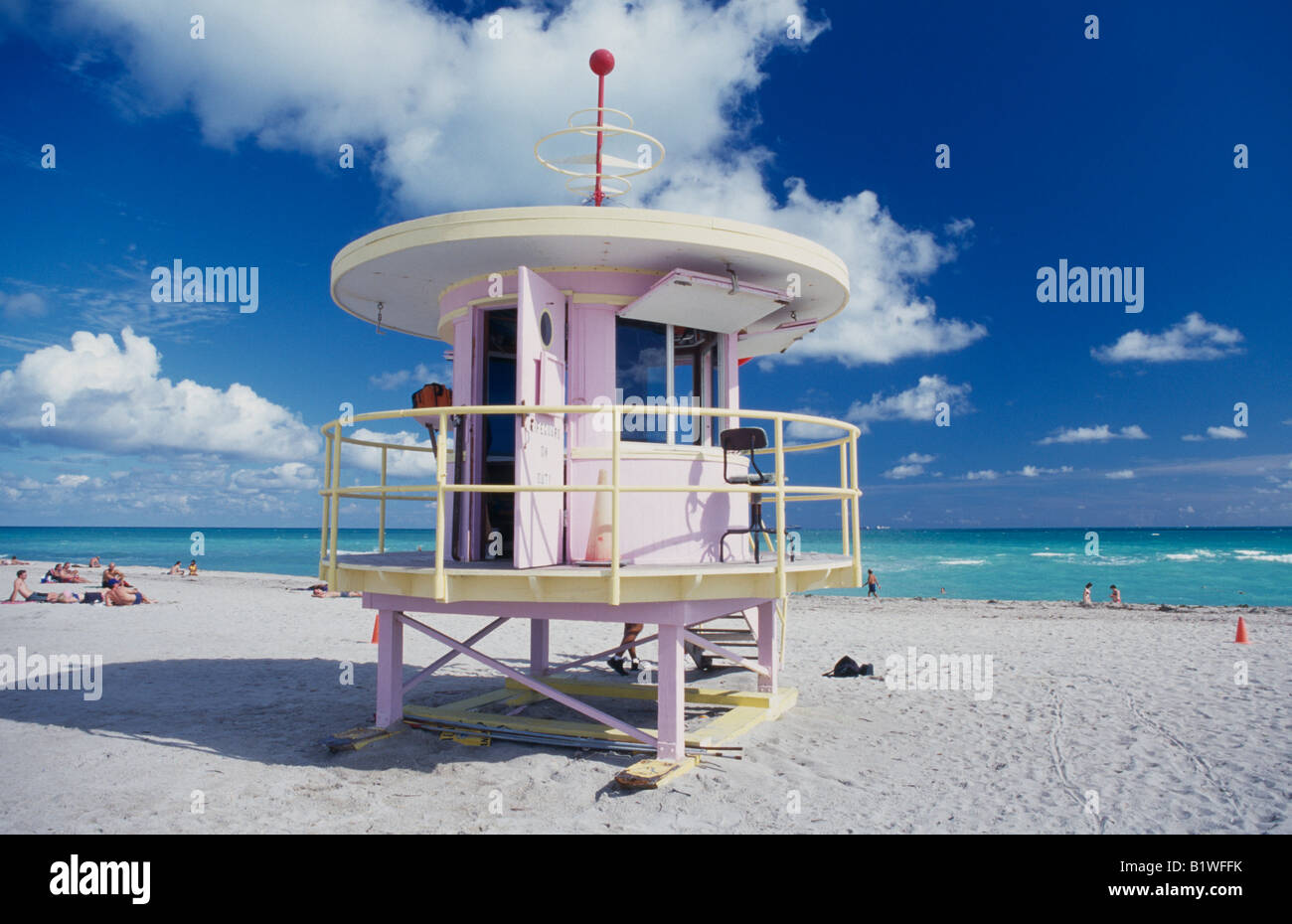 Amérique du Nord USA Floride Miami Beach Art Deco lifeguard station colorés avec des gens en train de bronzer sur une plage de sable blanc Banque D'Images