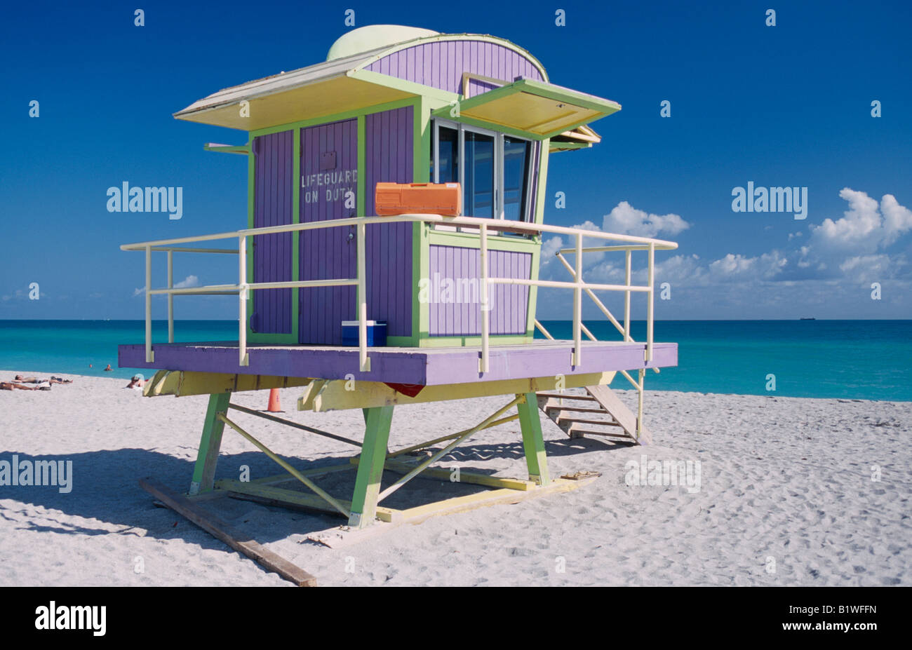 Amérique du Nord USA Floride Miami Beach Art Deco lifeguard station colorés avec des gens en train de bronzer sur une plage de sable blanc Banque D'Images