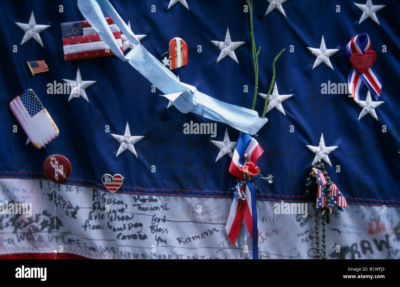 USA Amérique du Nord New York City Close up detail du 11 septembre avec memorial décorées stars and stripes flag Banque D'Images