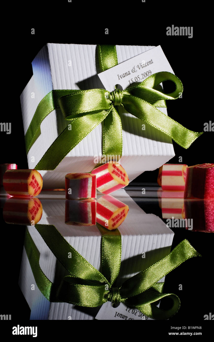 boîte cadeau blanche, cadeau de style de vie, papier écologie, cadeau, anniversaire, jour de nom, cadeau occasionnel, boîte, célébration, anniversaire, personnes, humain, style de vie, cadeau Banque D'Images