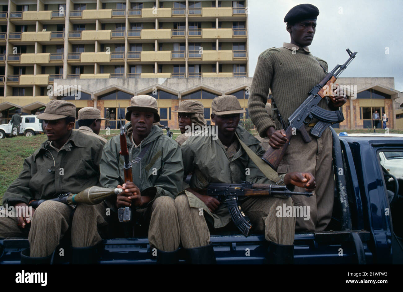 RWANDA Kigali Centre-est des troupes du FPR à l'extérieur du parlement building armés de fusils et de lance-roquettes en arrière de camionnette Banque D'Images