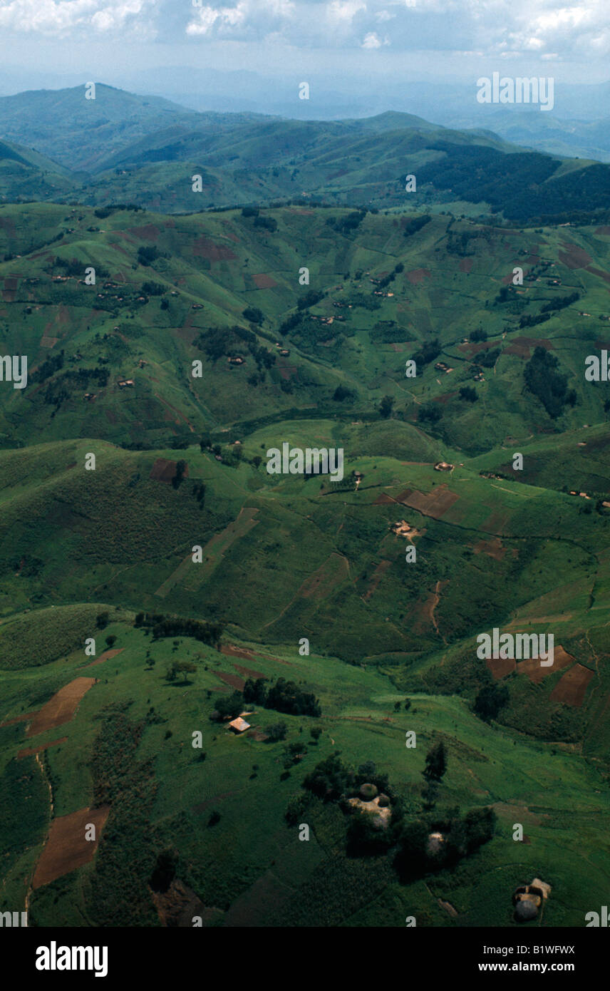 Le Centre de l'Afrique RWANDA fertile montagneux paysage agricole avec des abris et les petites exploitations Banque D'Images