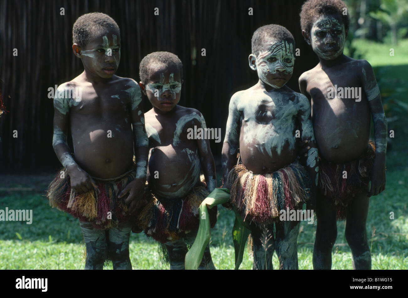 La Papouasie-Nouvelle-Guinée les enfants les enfants portant des PNG Sepik de peinture de carrosserie et de l'herbe jupes Banque D'Images