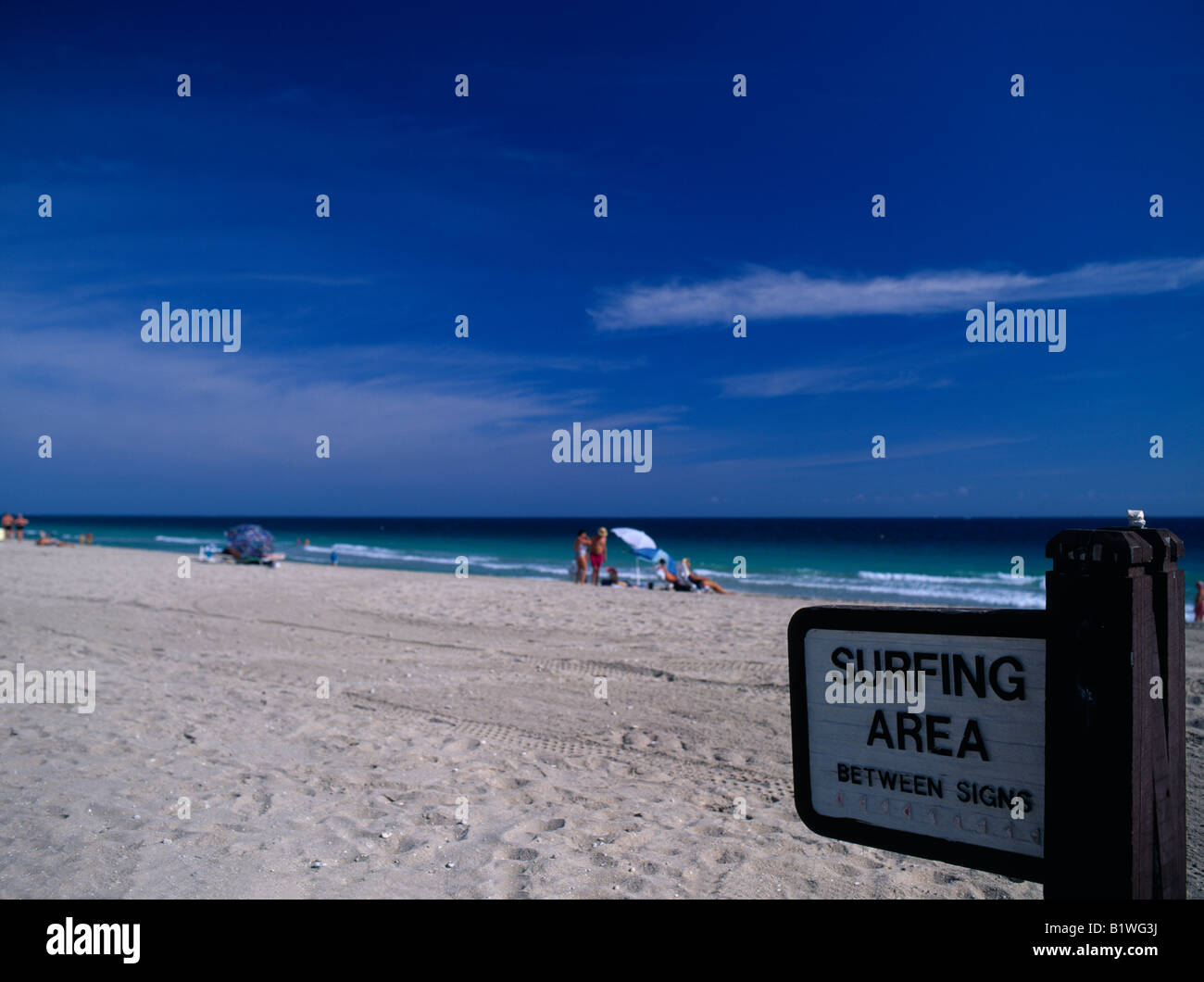USA, Floride, Fort Lauderdale Beach, espace surf signe sur plage de sable avec des baigneurs. Banque D'Images