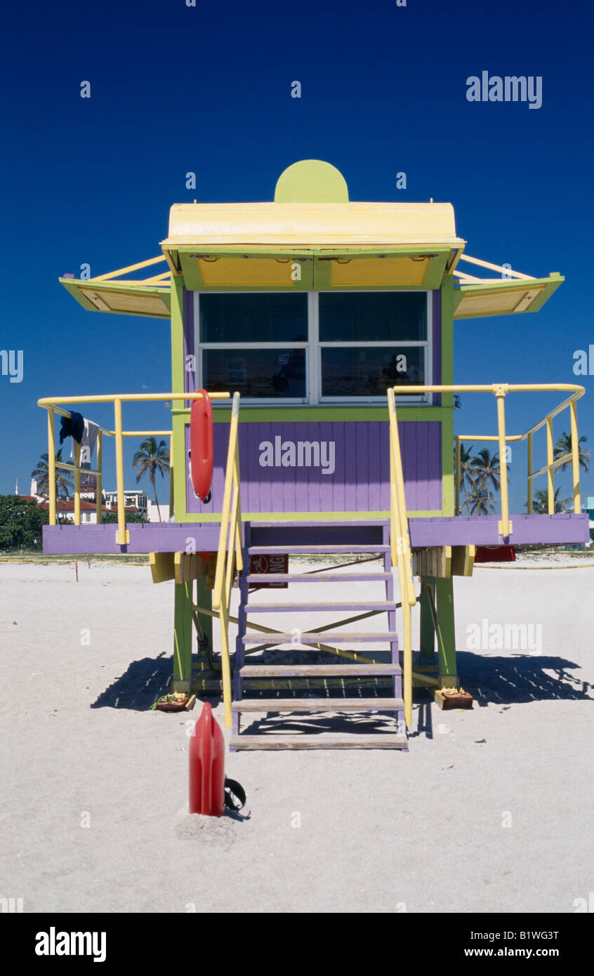 Amérique du Nord USA Floride Miami South Beach Art Deco Lifeguard Station colorés on sandy beach Banque D'Images