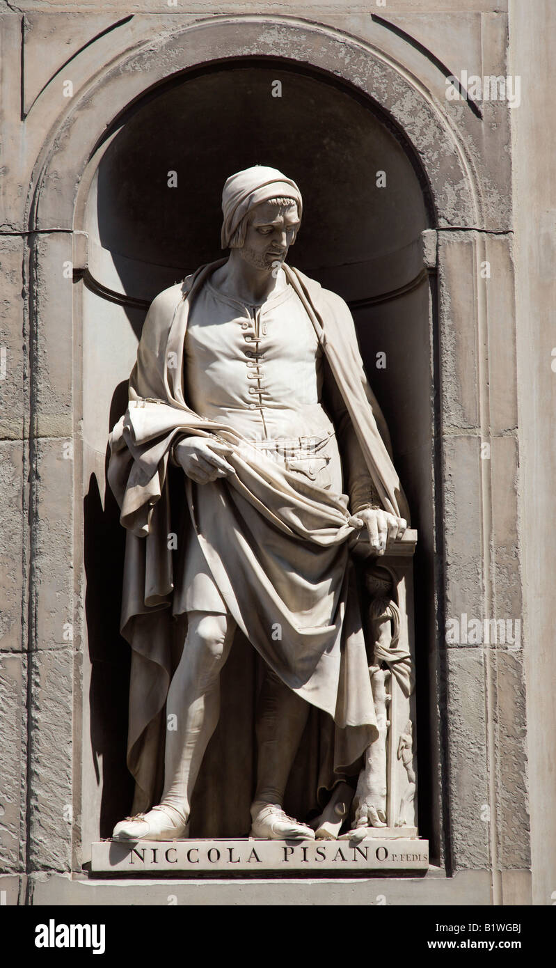 Italie Toscane Florence Statue de l'architecte et sculpteur Nicola Pisano dans le corridor de Vasari à l'extérieur de la Galerie des Offices Banque D'Images