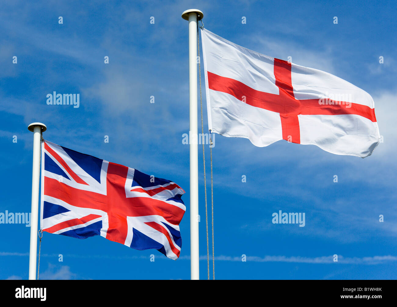 Littlehampton West Sussex ANGLETERRE Union Jack Union ou d'un drapeau et drapeau anglais de St George dans le vent Banque D'Images