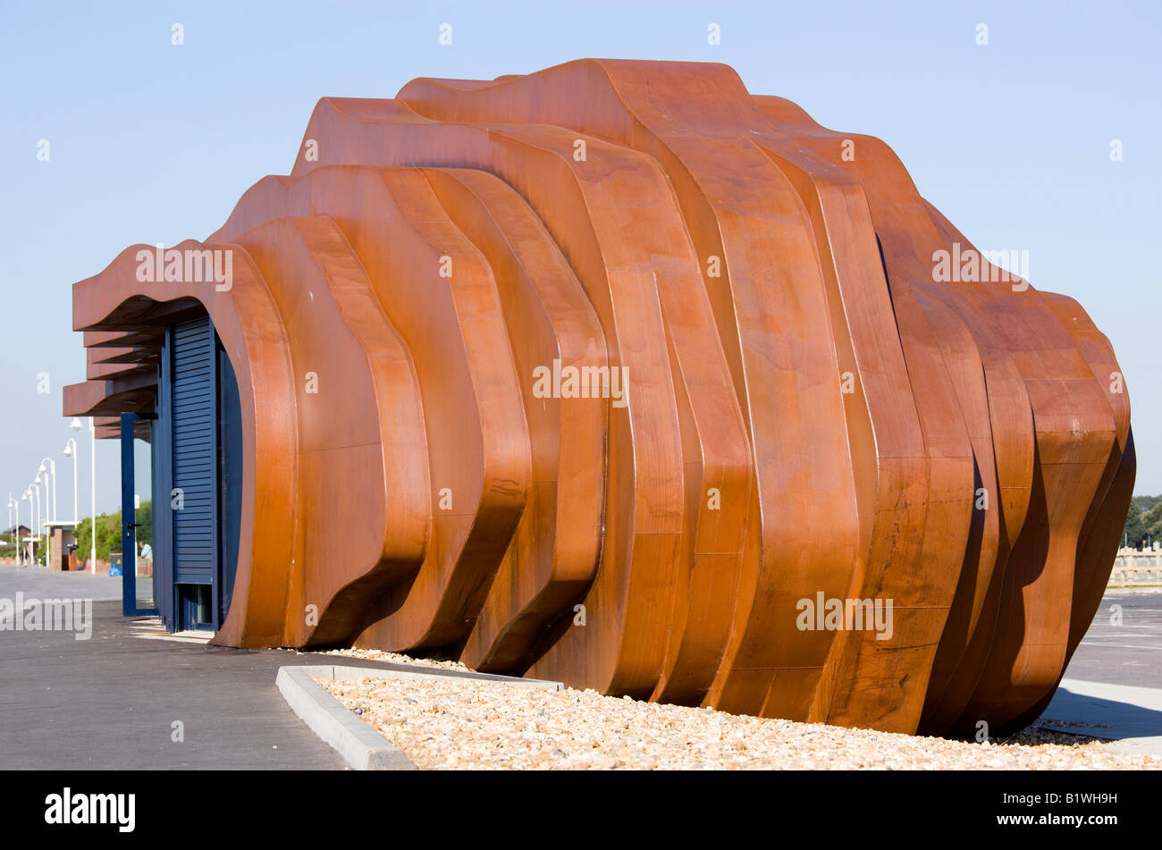 Angleterre West Sussex Littlehampton Beach Restaurant de fruits de mer de métal rouillé par l'architecte Thomas Heatherwick on promenade Banque D'Images