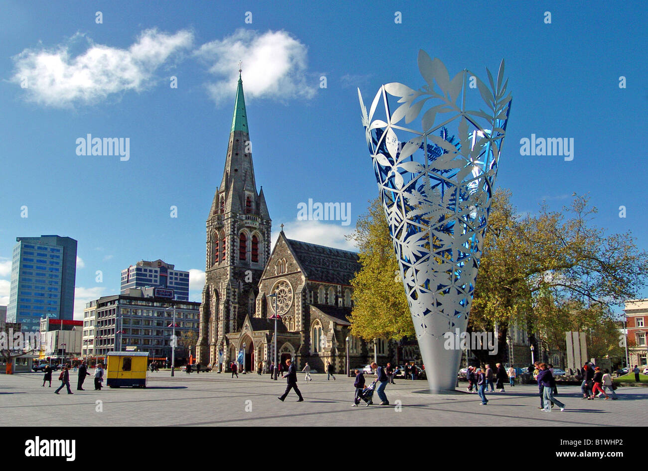 L'île du Sud Nouvelle-zélande Christchurch Millennium cône inversé en sculpture Place de la Cathédrale avec les personnes qui s'y passé. Banque D'Images