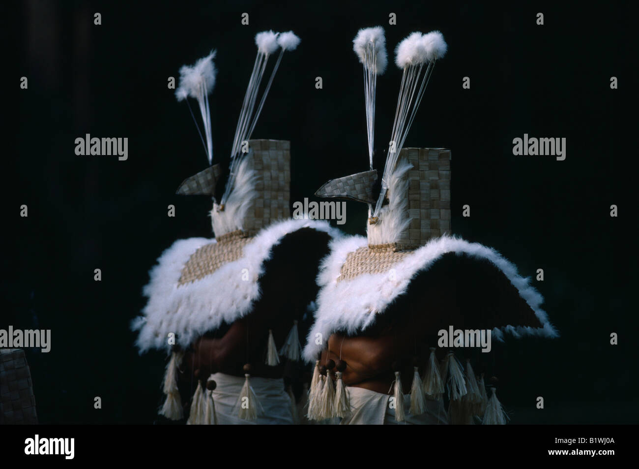 Îles du Pacifique Polynésie Française Tahiti deux personnages habillés en costume de reconstitution d'un ancien couronnement tahitienne Banque D'Images