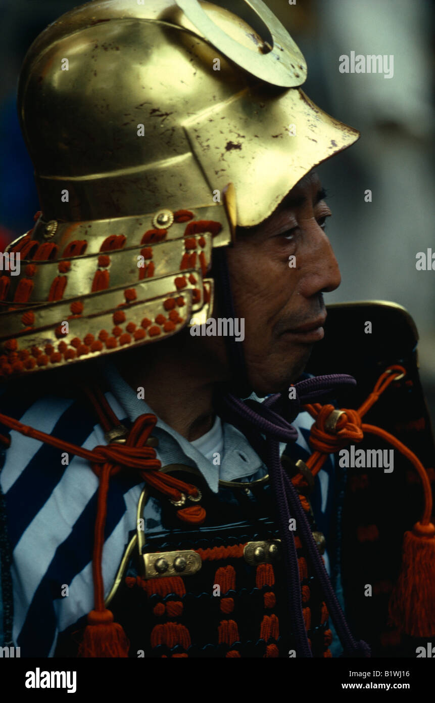 Japon Portrait de Samurai Warrior portant des armures faites de plaques de métal ou de bambou maintenues ensemble avec laçage de couleur Banque D'Images
