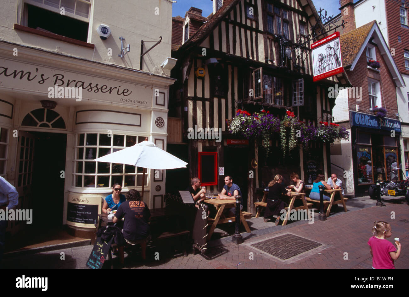 Angleterre East Sussex Hastings Vieille Ville. George Street . Façade à colombages de Ye Olde Pump House pub avec des gens assis à l'extérieur. Banque D'Images