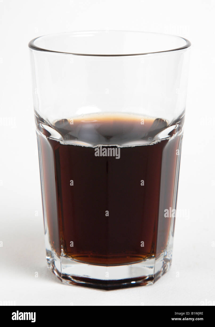 Boire des boissons soda sucre contenant en verre de couleur brun foncé, soft  drink cola Photo Stock - Alamy