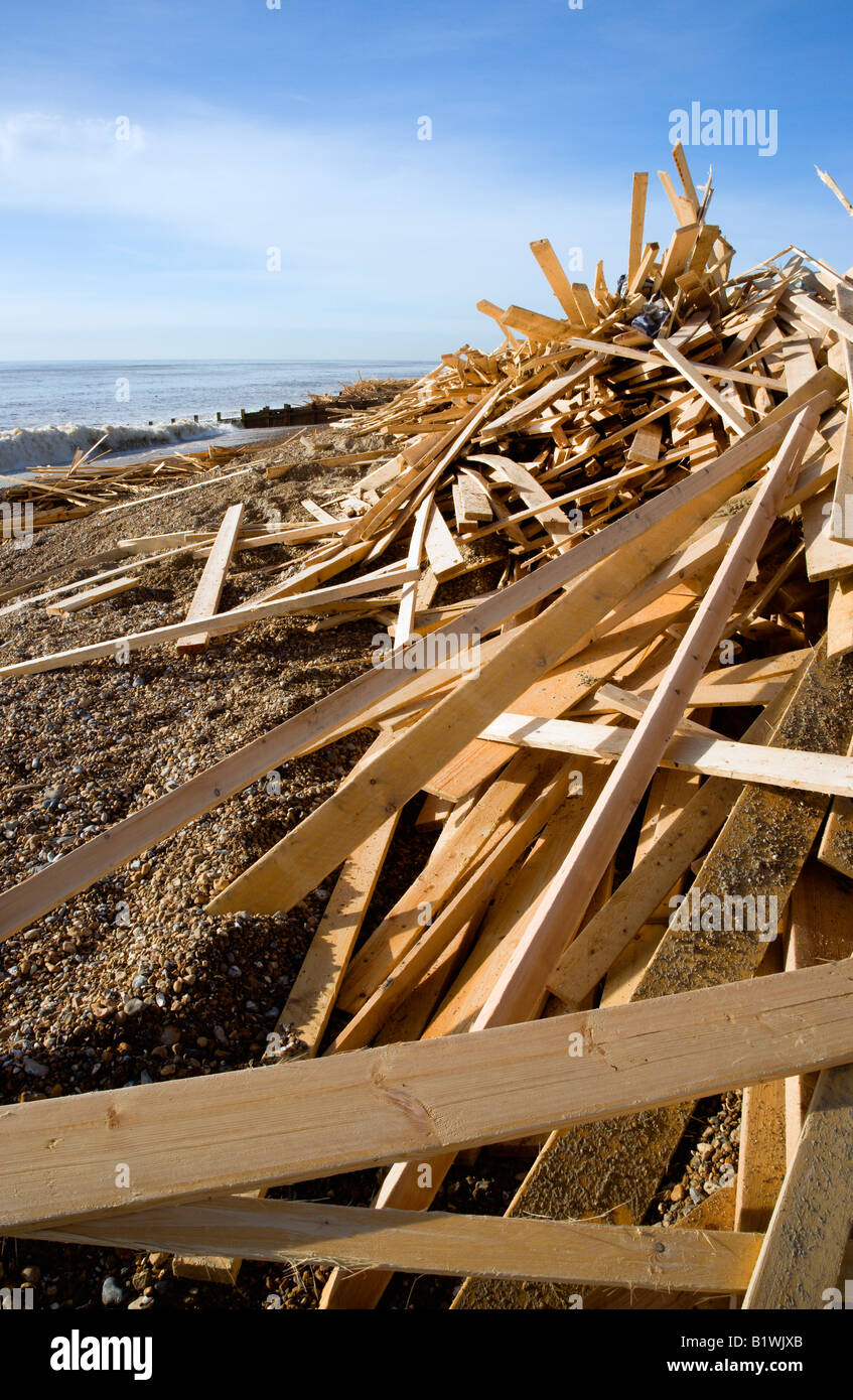 West Sussex ANGLETERRE Worthing Beach à partir de débris de bois sur des naufragés Ice Princess avec des vagues se brisant sur le rivage Banque D'Images