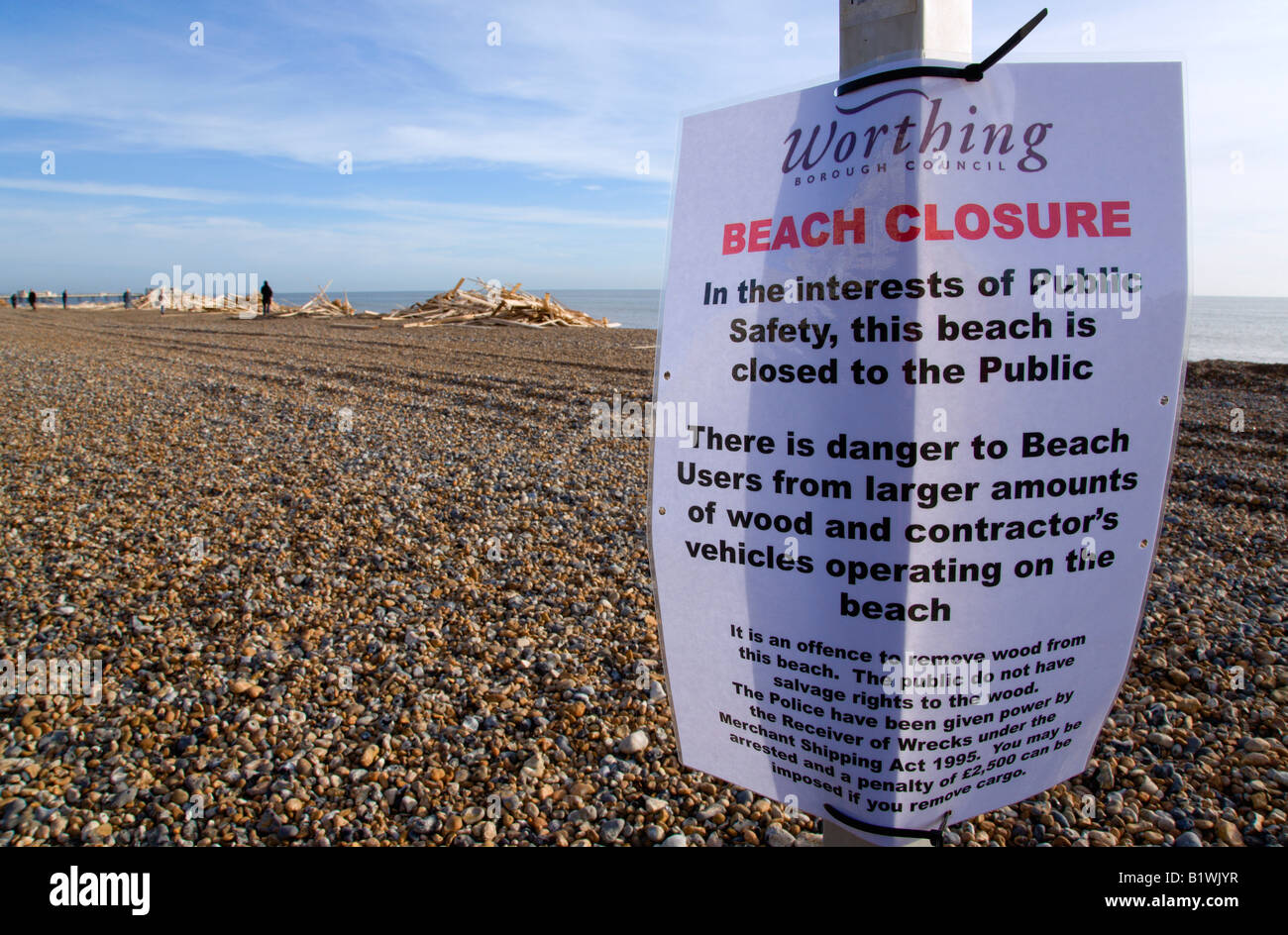 West Sussex ANGLETERRE Worthing Beach signe après fermeture bois échoués sur plage de galets de navire qui a coulé au large de la côte du Dorset Banque D'Images