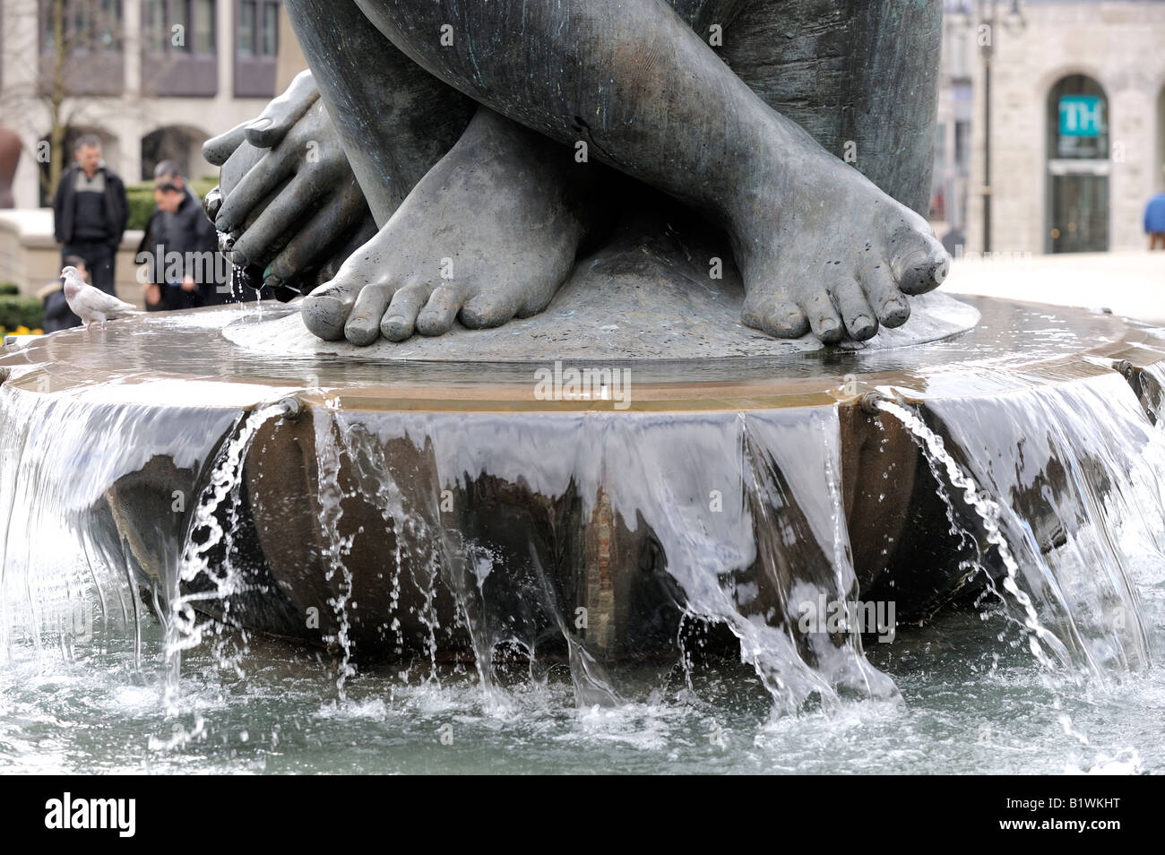 Détail de 'la rivière', une fontaine et sculpture en fonction de la Place Victoria dans le centre de Birmingham, en Angleterre. Banque D'Images