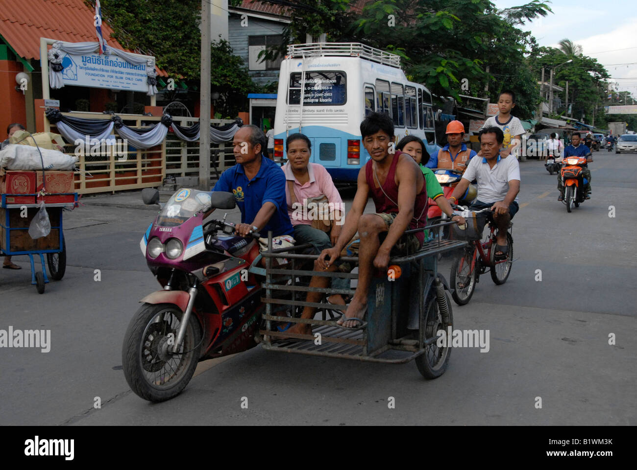 Vélo famille klong toei Bangkok Thaïlande Banque D'Images
