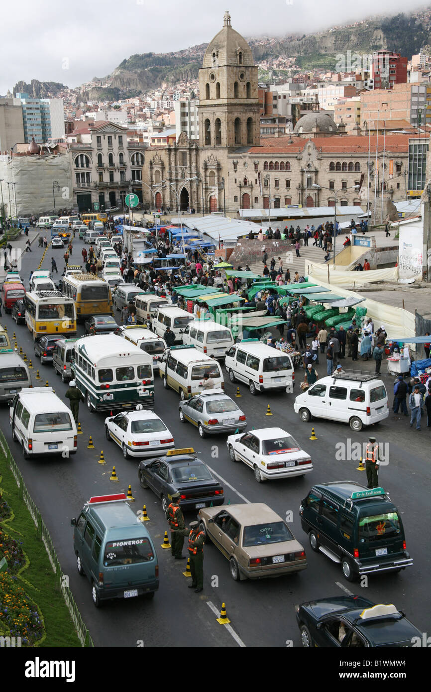 Le trafic dans la Plaza San Francisco, La Paz, Bolivie Banque D'Images
