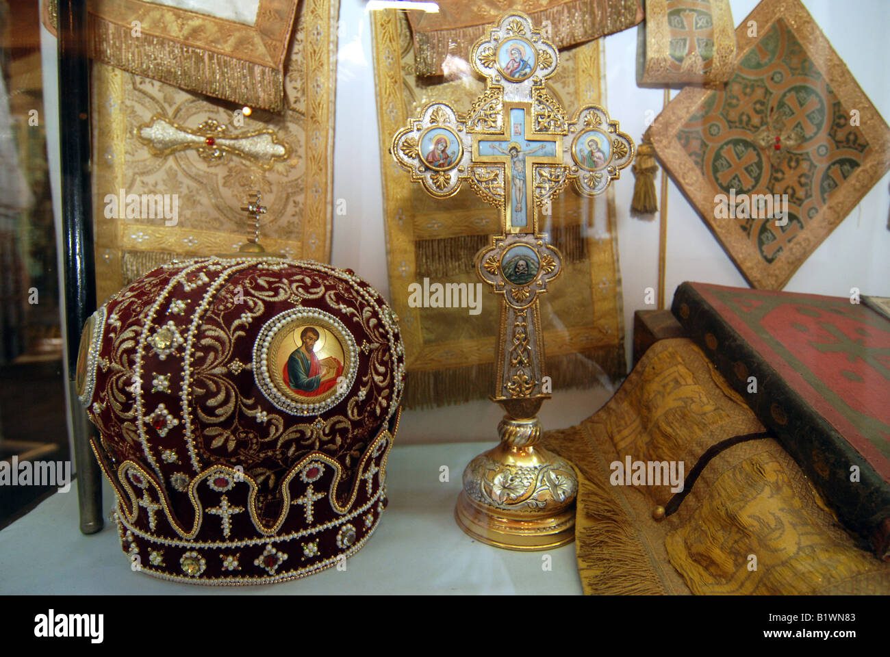 La pièce avec mitre orthodoxe à Paleokastritsa Monastery petit musée également connu sous le nom de Monastère Théotokos, île grecque de Corfou Banque D'Images