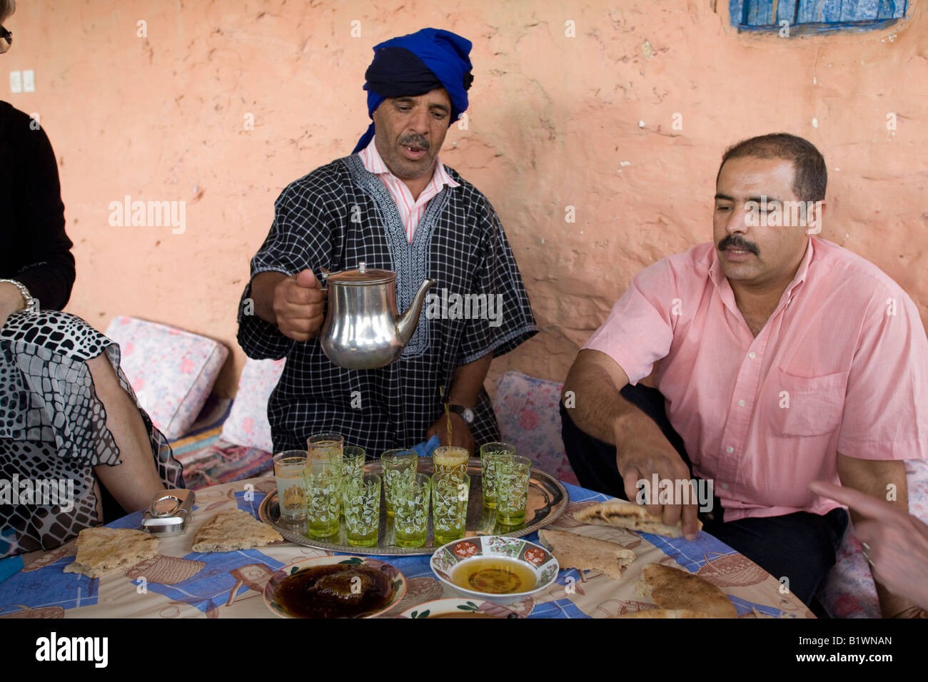 Berger Touareg marocain avec Turban bleu face à servir le thé.89285 Maroc Banque D'Images