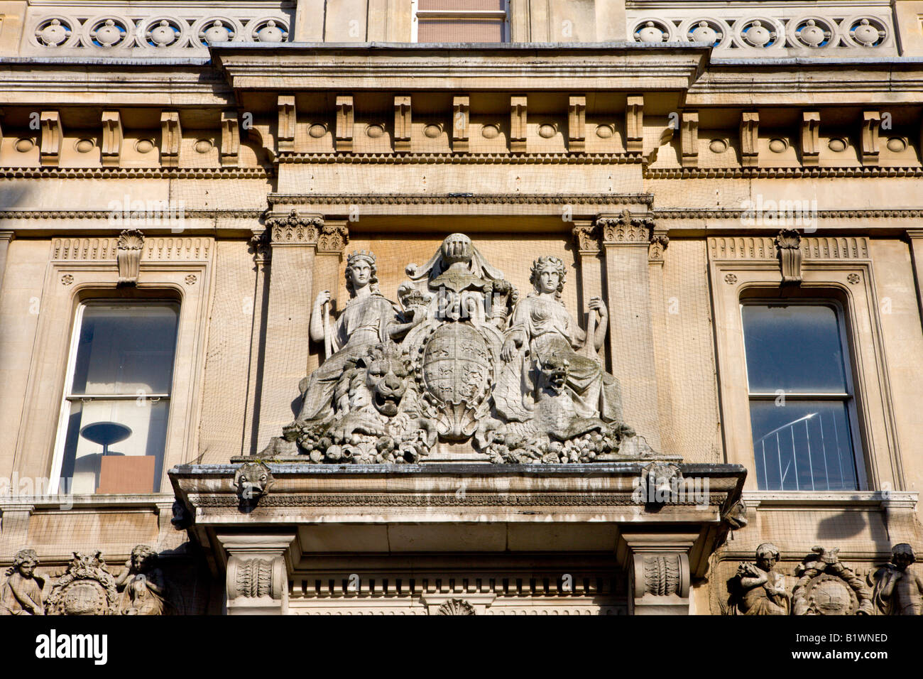 Élaborer sculpture ornant un ancien bâtiment de la banque à Southampton Hampshire Angleterre Banque D'Images