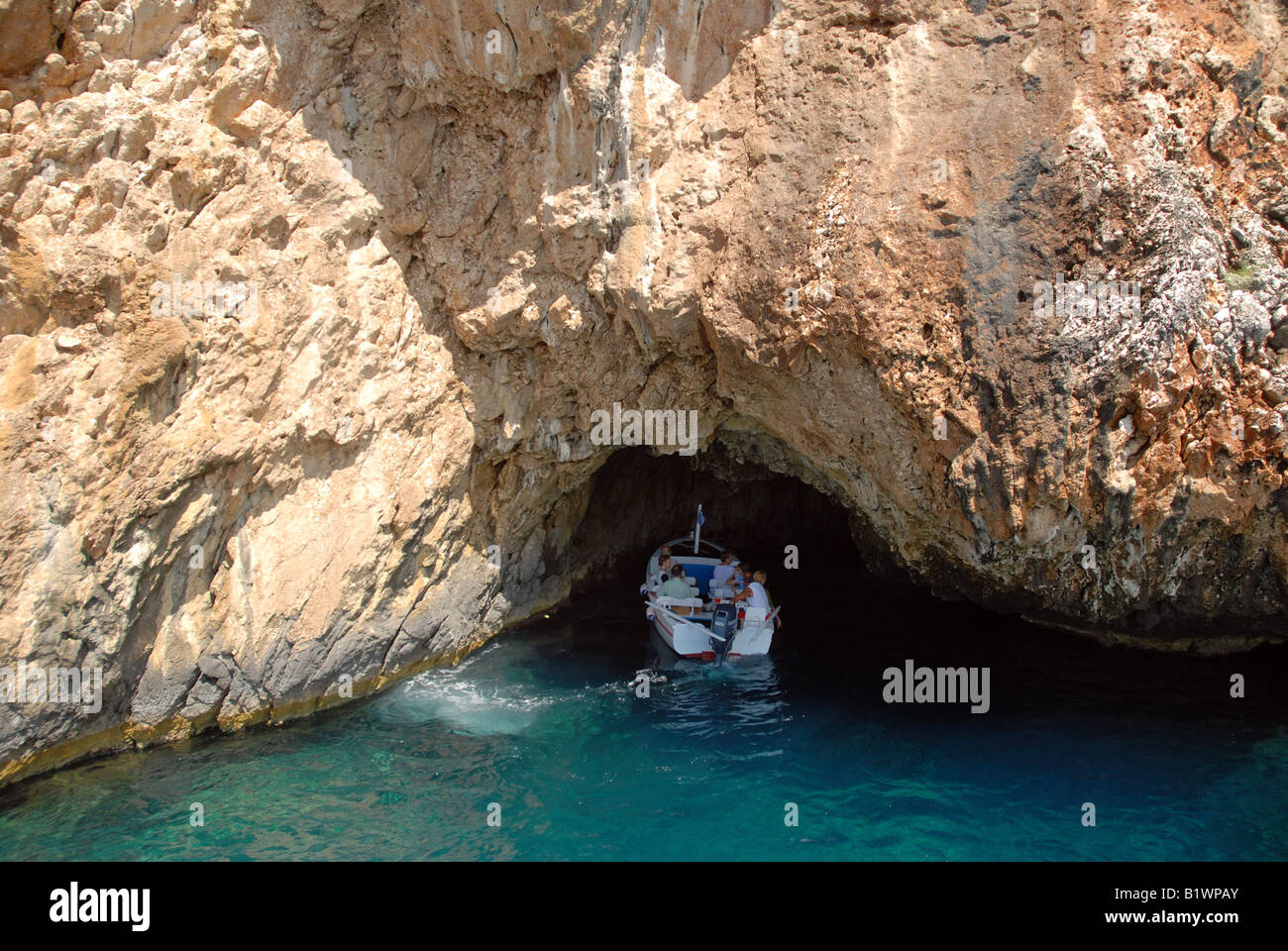 Excursion en bateau le long de la côte rocheuse de l'île grecque de Corfou (Mer Ionienne) Banque D'Images