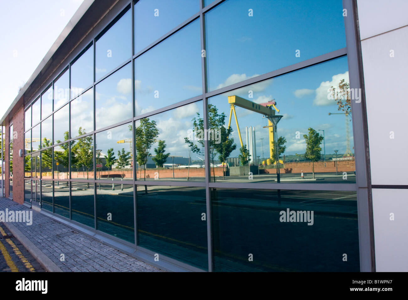 Reflet de la grue du chantier naval Harland and Wolff dans office windows Banque D'Images