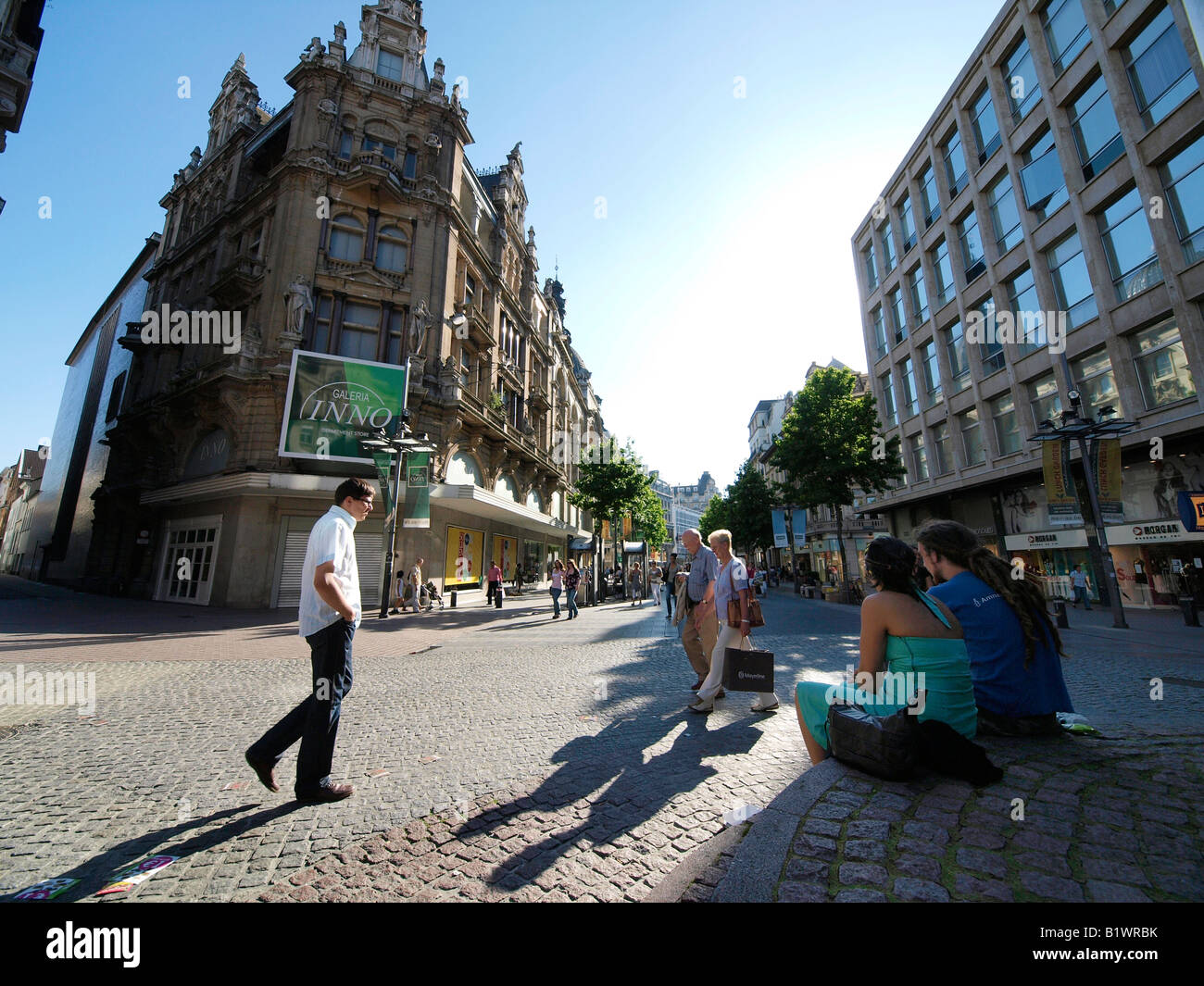 Le Meir, la rue commerçante principale d'Anvers à la fin d'une journée d'été occupé Anvers Flandre Belgique Banque D'Images