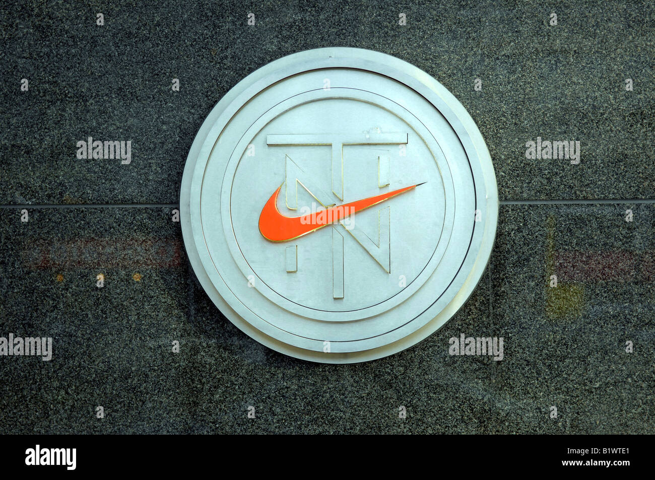 Swoosh nike sportswear américain marque logo magasin niketown kufürstendam ku-dam Berlin Allemagne deutschland l'horizontale Banque D'Images