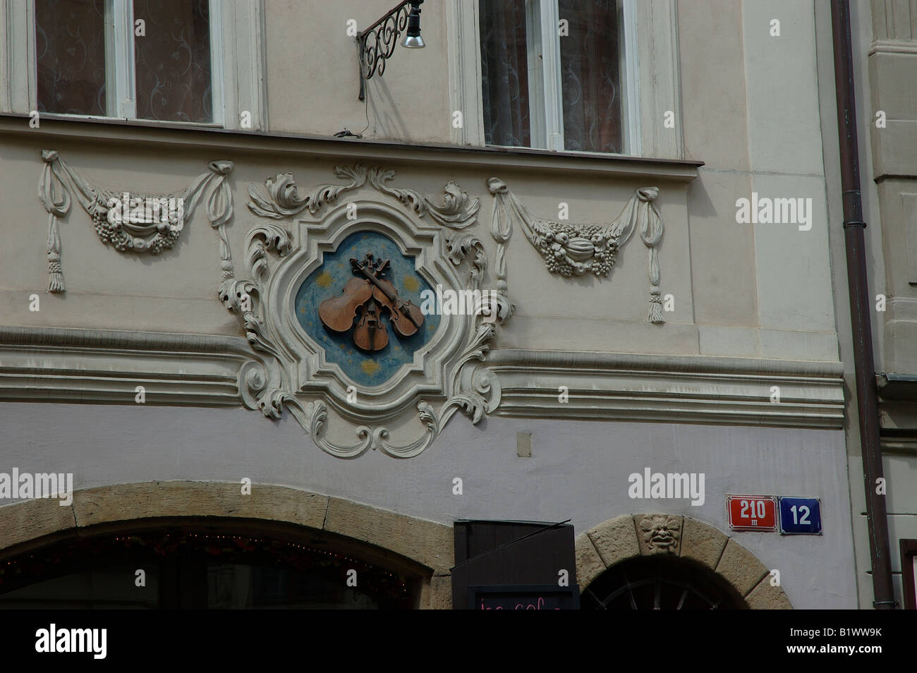 3 violons ; Décoration Chambre ; noms et numéros ; Prague, République tchèque, l'Europe de l'Est. Banque D'Images