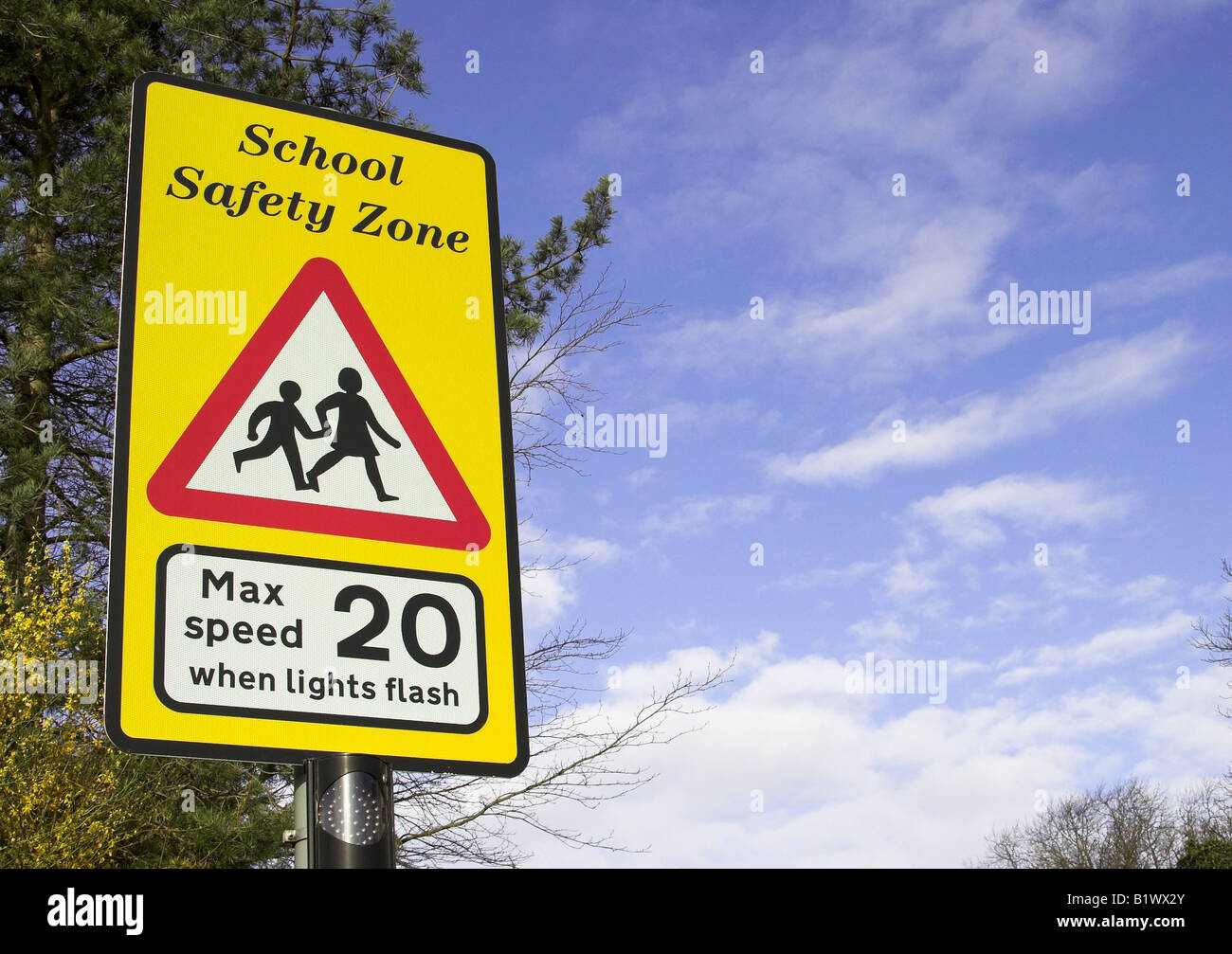 Une limitation de vitesse routière panneau d'avertissement à l'extérieur une école au Royaume-Uni. Banque D'Images Une limitation de vitesse routière panneau d'avertissement à l'extérieur une école au Royaume-Uni. Banque D'Images