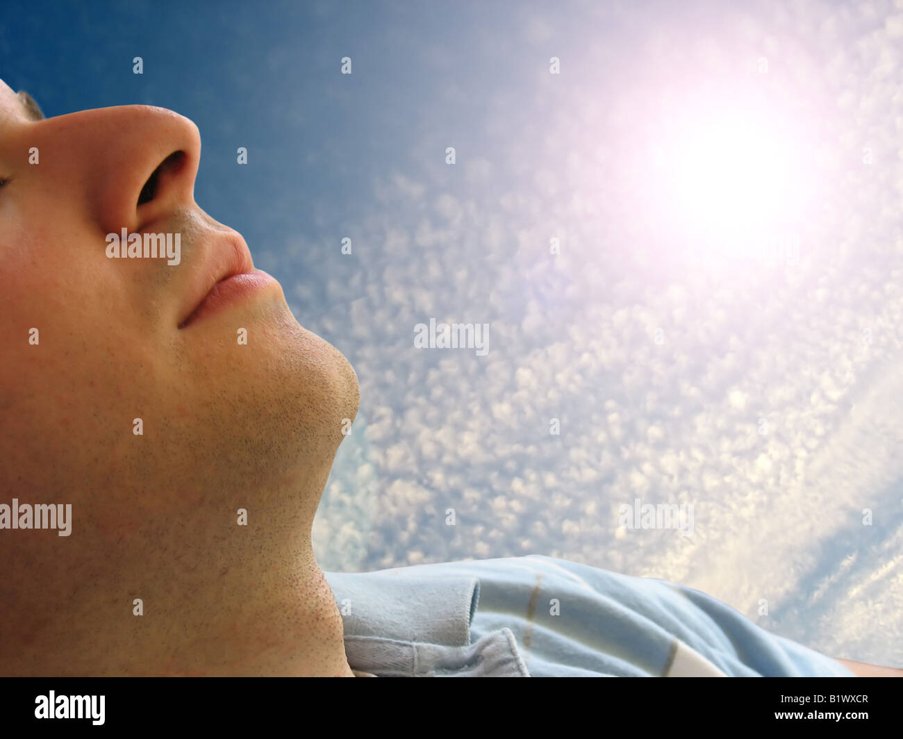 Tiré d'un homme qui semble dormir comprend clipping path Banque D'Images