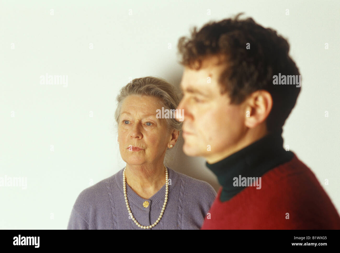 Adulte de femme plus âgée et plus jeune homme Banque D'Images